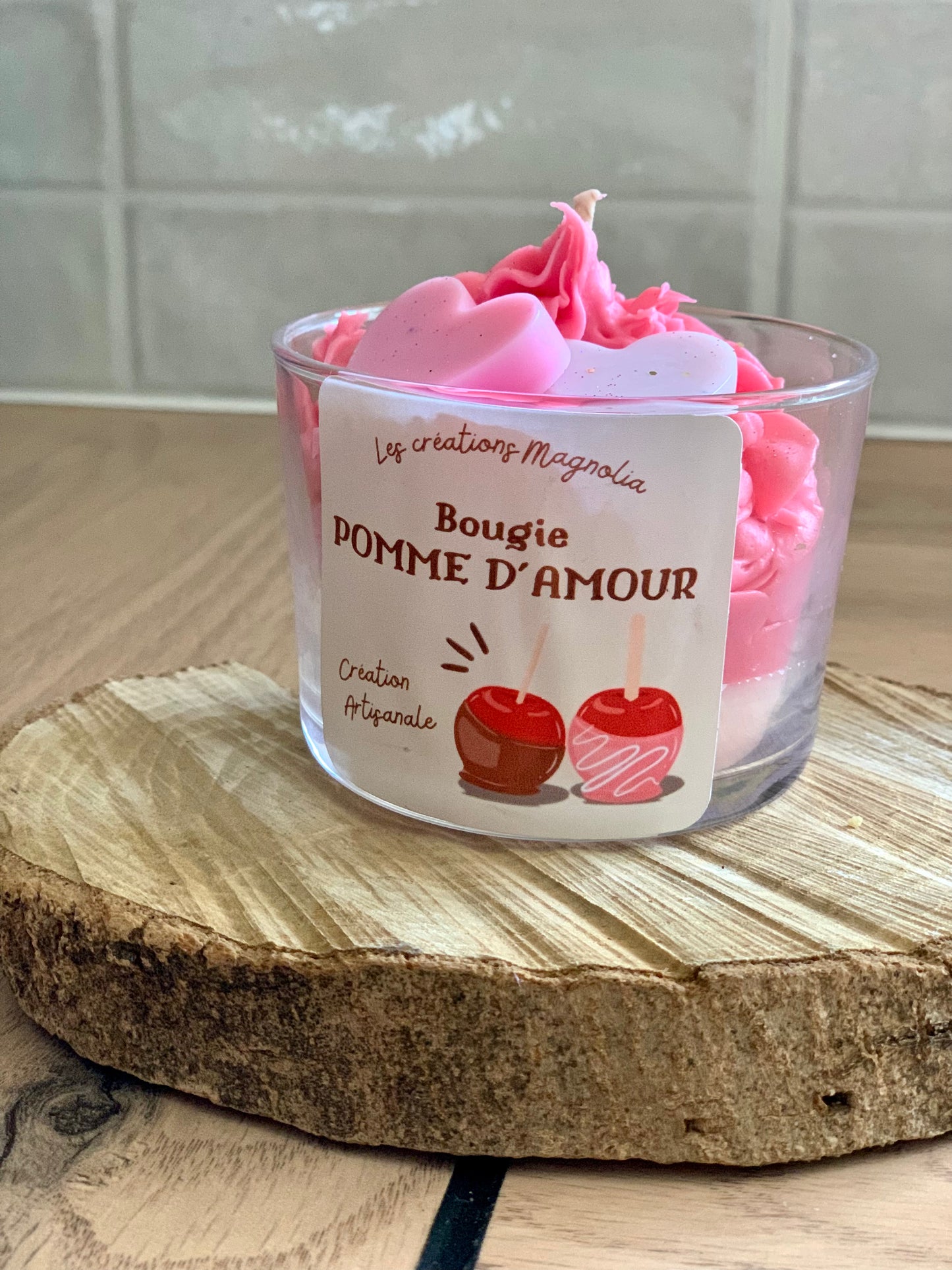 Bougie Parfumée Pomme d’Amour – Un Tourbillon de Gourmandise et de Douceur