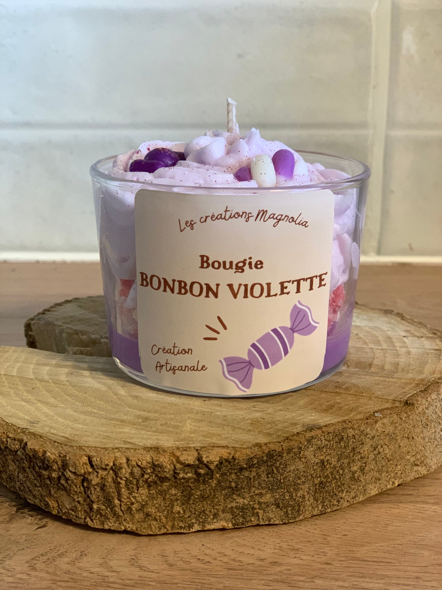 Bougie Parfumée Bonbon Violette – Un Voyage Sucré et Envoûtant